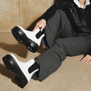 Dr. Martens 2976 smooth leather platform Chelsea boots 8